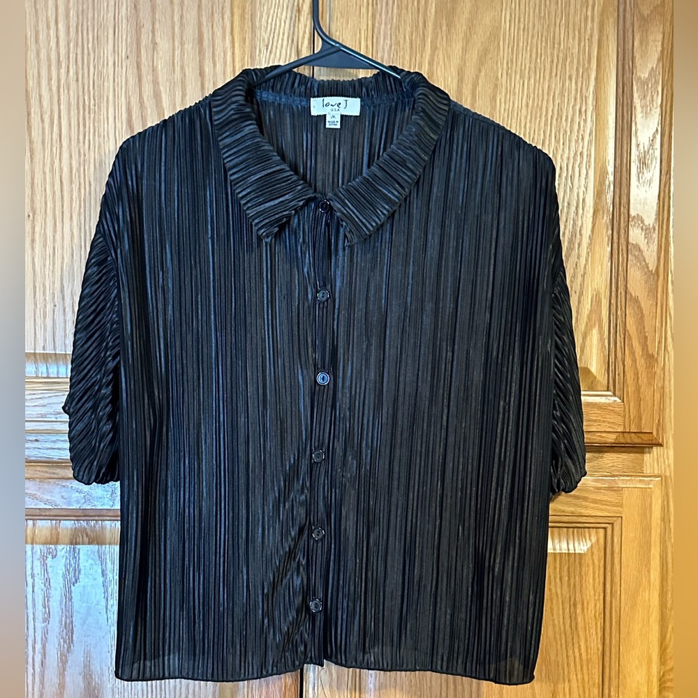 Love J women’s button up top black crinkle material size medium sheer layer